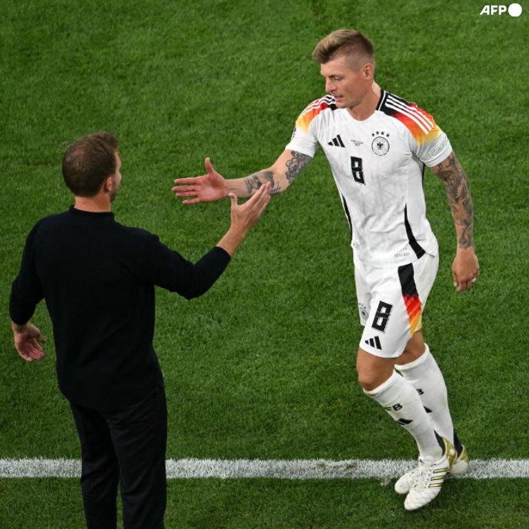 InvictosSomos's tweet photo. Los aficionados y sus compañeros se pusieron de pie para ovacionarlo cuando salió de cambio. Y su entrenador fue a recibirlo de inmediato para felicitarlo por su rendimiento. Lo que generan el fútbol de Toni Kroos. ETERN8.