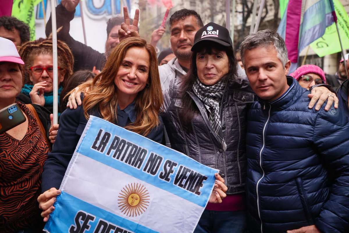 vtolosapaz's tweet photo. Lamento que 48 horas después tengamos detenidas y detenidos que aún no son liberados. Hubo una manifestación pacífica en las calles, que tras un desmedido y provocativo operativo de seguridad montado por Patricia Bullrich y @JMilei, terminó con hechos de violencia repudiables.

Estas imágenes dan cuenta de una plaza libre de violencia, donde la ciudadanía ejerció su derecho a manifestarse contra una ley que solo traerá más desigualdad y pobreza al pueblo argentino.

Esto parece ser más un plan del gobierno para justificar la represión. Resulta llamativo que ninguno de los que generaron estos hechos de violencia estén detenidos, por eso pedimos que sean investigados porque actuaron con un conducta muy sospechosa.