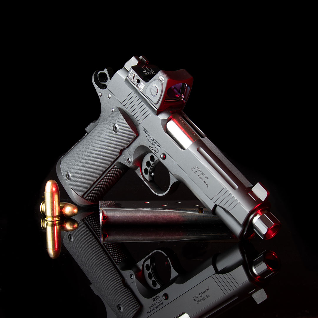 EdBrownProducts's tweet photo. #edbrown1911 #custom1911 #45acp #chainlink #threadedbarrel #trijicon #vzgrips #pewpew #gunsofinstagram https://t.co/ZniXesN9mf