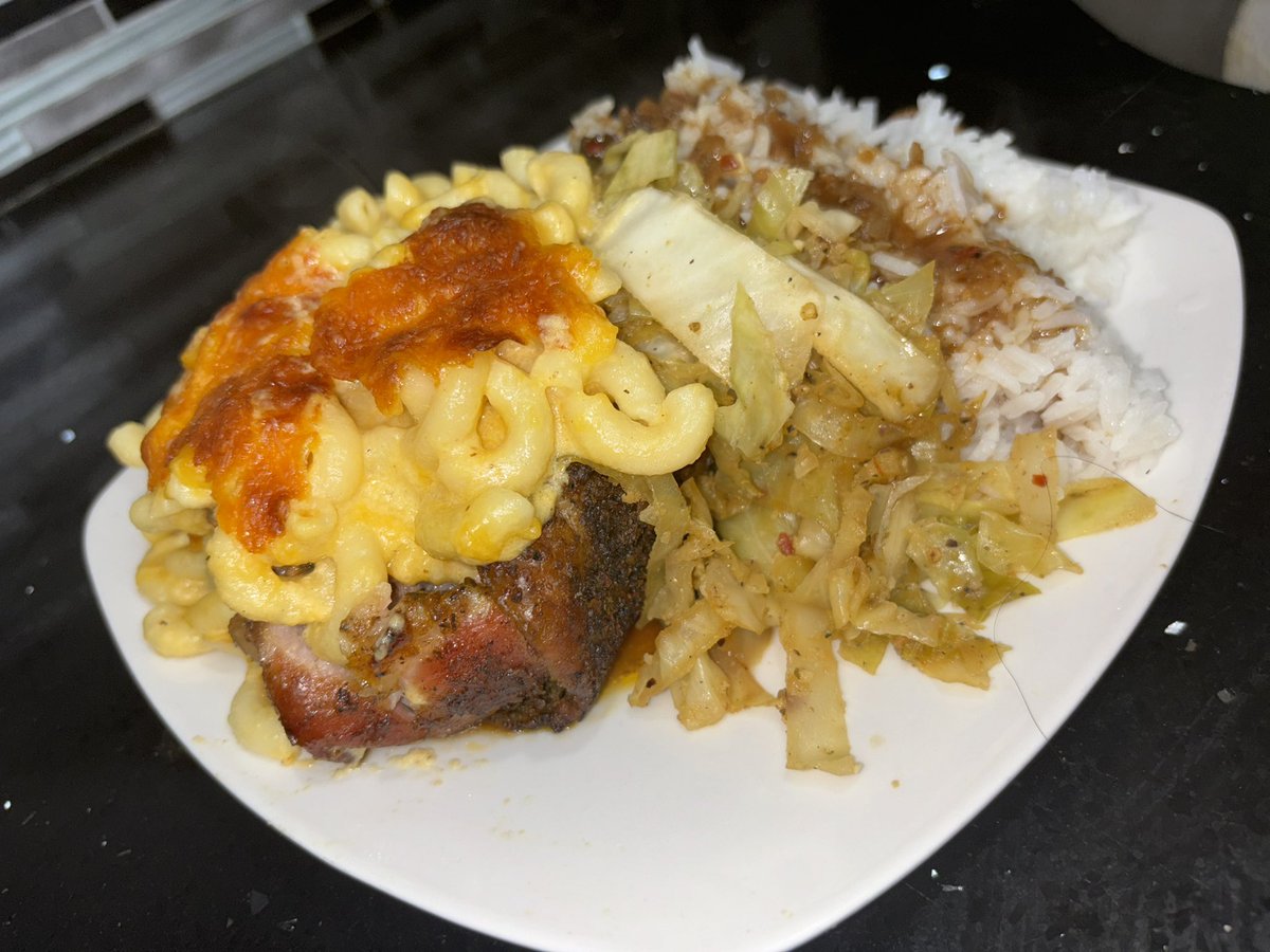 Bri_Appetit's tweet image. Stuffed Turkey Leg 🍗 #foodporn #turkeyleg #yummy #bakedmacandcheese #cabbage #jasminerice #homamadegravy