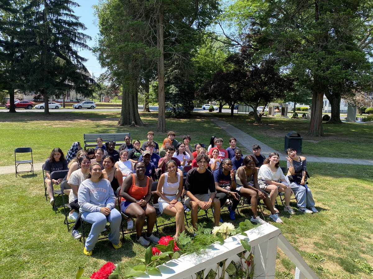 DunellenHS's tweet image. Rehearsal is complete. The Class of 2024 is ready for tonight. Hoping for good weather!! 🤞⚓️