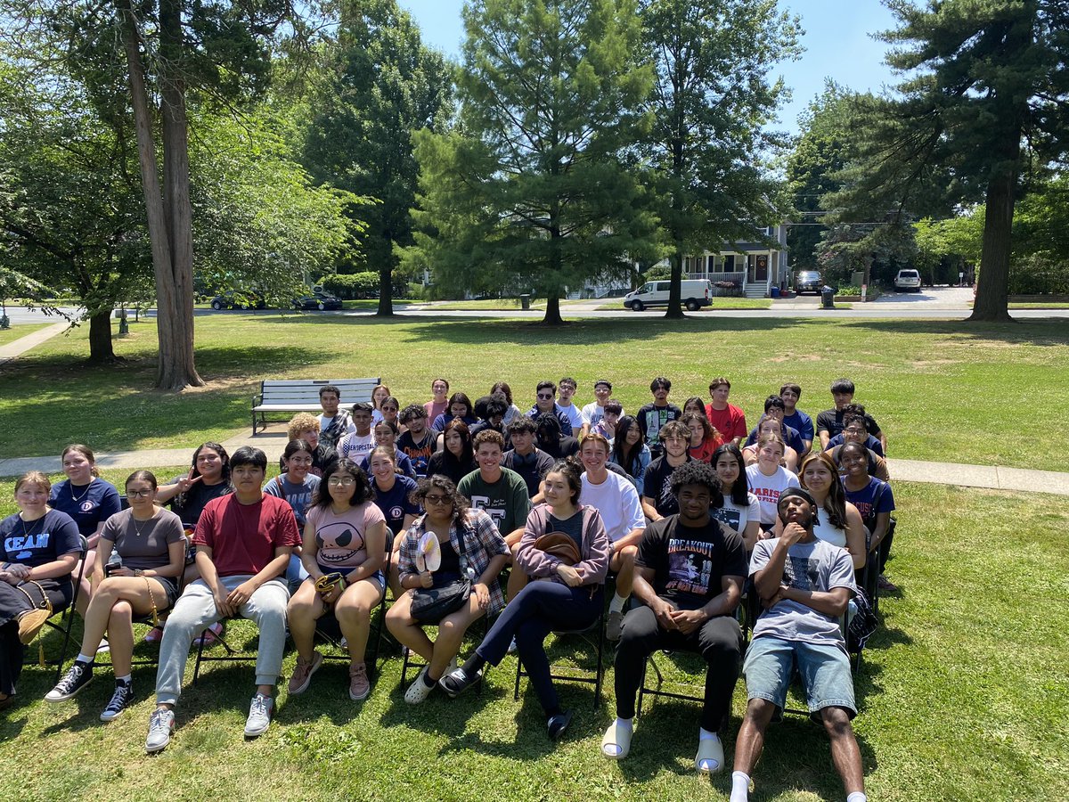 DunellenHS's tweet image. Rehearsal is complete. The Class of 2024 is ready for tonight. Hoping for good weather!! 🤞⚓️