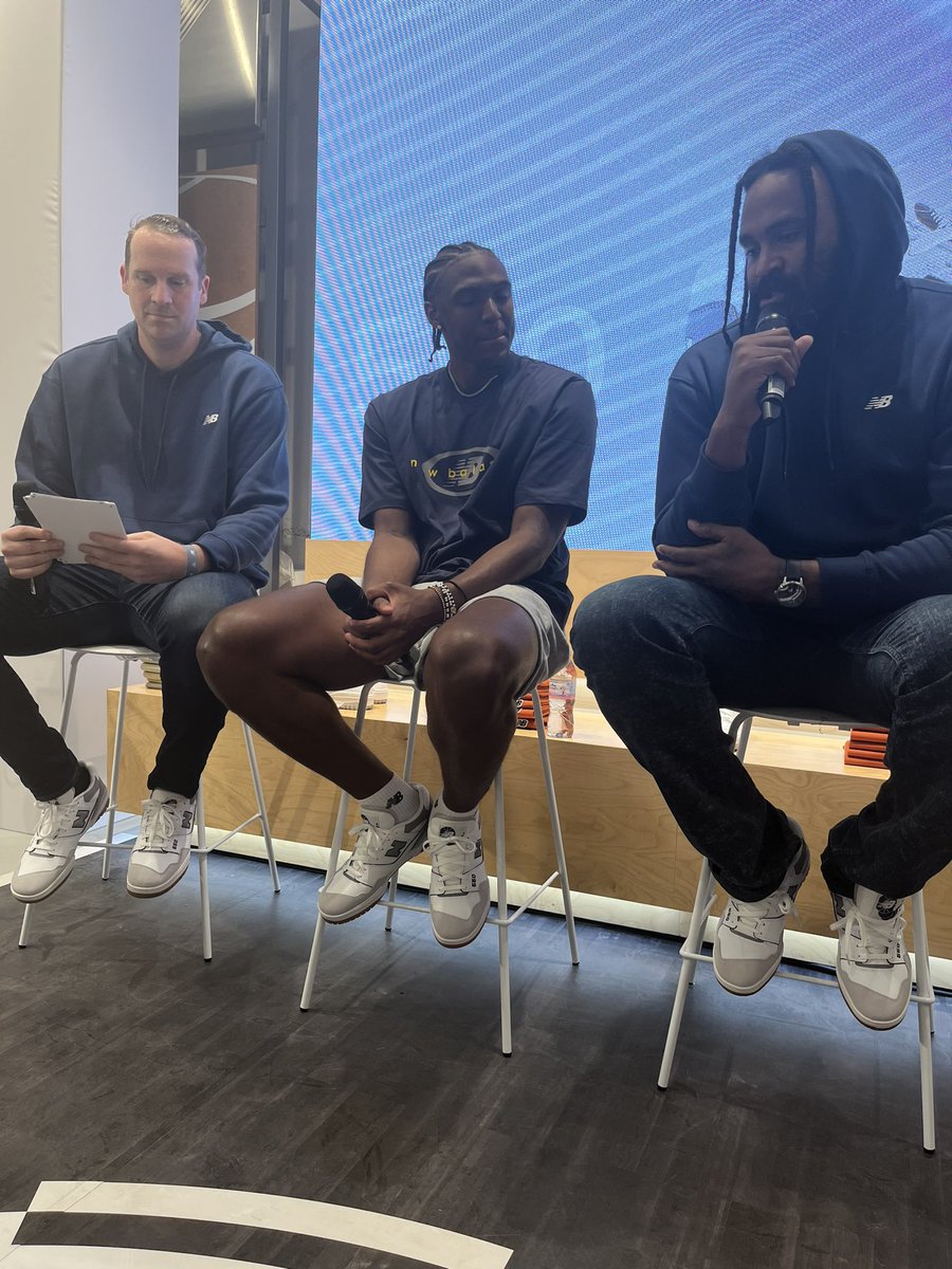 ln7___'s tweet image. Tyrese Maxey à Paris la team 🥰 @FR_Sixers @FR_76ers @TrashTalk_fr