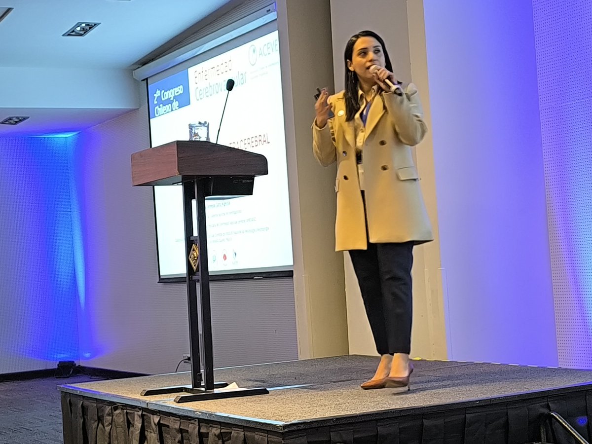 La Dra Vanessa Cano, Neuróloga Vascular, Instituto Nacional Neurología, Mexico, presentando en el 2do congreso chileno de ACV. <a href="/ACEVE_Chile/">ACEVE</a>