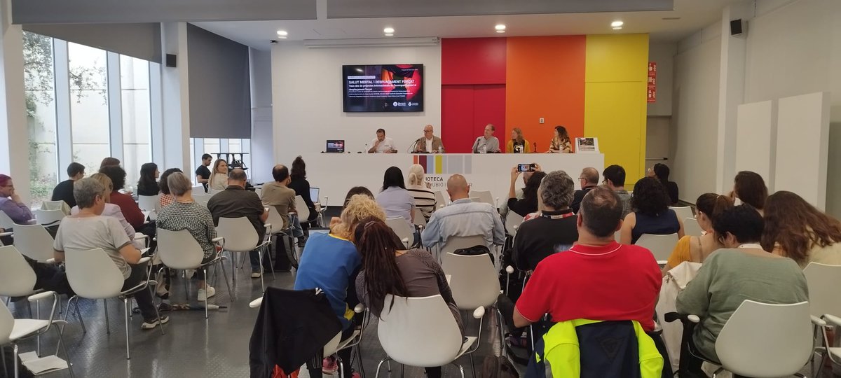 El director del Fons Català <a href="/davidminoves/">David Minoves</a> participa a la Jornada Tècnica de Salut Mental i Desplaçament Forçat a la Biblioteca Jordi Rubió i Balaguer de <a href="/AjSantBoi/">Ajuntament Sant Boi</a>, conversant amb entitats amb les que treballem en la campanya #MónLocalRefugi 🫂 #DiaMundialdelesPersonesRefugiades