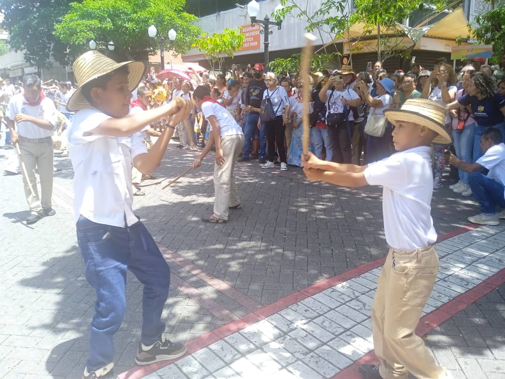 Centro de Desarrollo de la Calidad Educativa Lara (@cdcelara) on Twitter photo #14Jun ¡En Lara estamos activos con los viernes culturales!
Desde cada municipio nuestros niños exaltan nuestras tradiciones. Esta vez al son del tamunangue, patrimonio cultural con más de 400 años de historia.
#VenezuelaYSuGenteBella
<a href="/NicolasMaduro/">Nicolás Maduro</a>
@MPPEDUCACION
<a href="/_LaAvanzadora/">Yelitze Santaella</a> #14Jun ¡En Lara estamos activos con los viernes culturales!
Desde cada municipio nuestros niños exaltan nuestras tradiciones. Esta vez al son del tamunangue, patrimonio cultural con más de 400 años de historia.
#VenezuelaYSuGenteBella
<a href="/NicolasMaduro/">Nicolás Maduro</a>
@MPPEDUCACION
<a href="/_LaAvanzadora/">Yelitze Santaella</a>