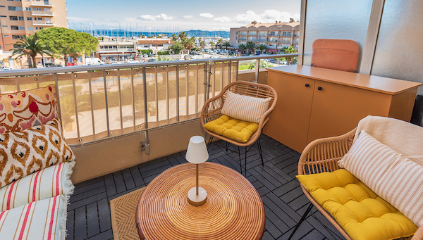 Dol op de Côte d'Azur ?
Studio Marina is een fijn appartement voor 2 personen pal in de haven van Hyères, waar je het gevoel hebt dat je even een local bent. Vooral tijdens het apéro op je eigen balkon! 📷bit.ly/StudioMarina #cotedazur #lastminute #pourdeux