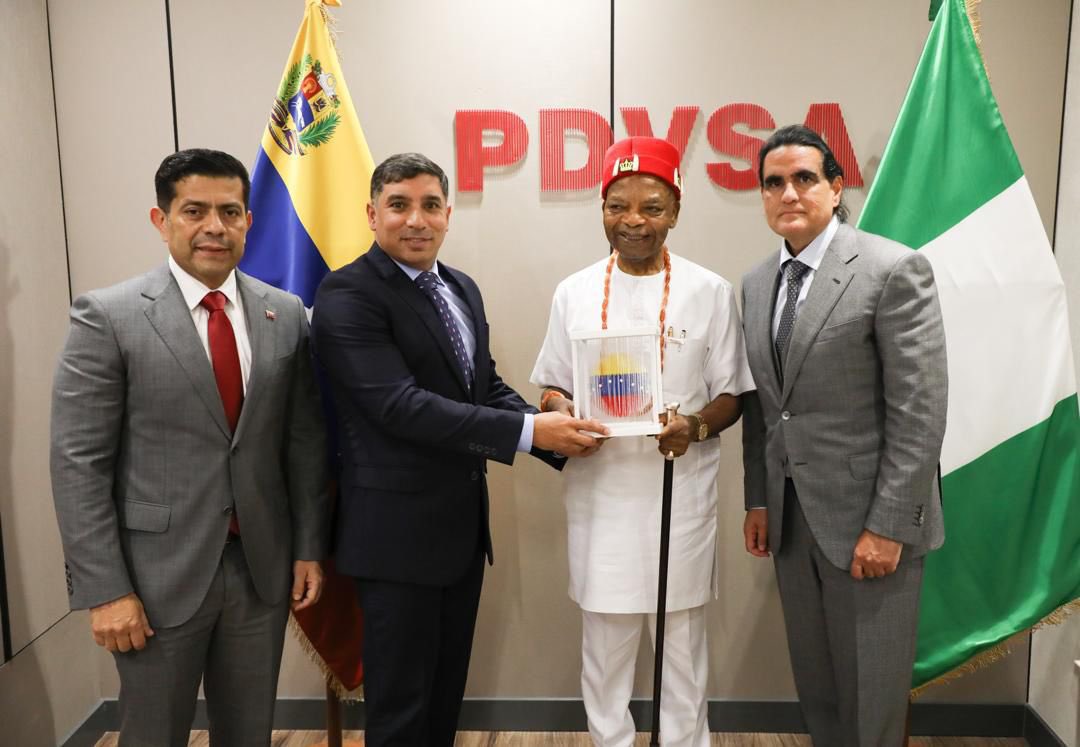 Luego de su reunión con el presidente <a href="/NicolasMaduro/">Nicolás Maduro</a>, el director de la empresa petrolera nigeriana Atlas Oranto Petroleum, Arthur Eze, sostuvo un encuentro con el ministro Pedro Rafael <a href="/TellecheaRuiz/">Rafael Tellechea</a> para evaluar oportunidades de inversión petrolera y gasífera en Venezuela.