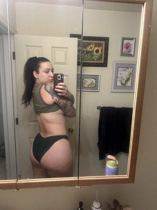 When your Croatian roots kick in and your burn turns into a tan instead of peeling 👍 https://t.co/jT