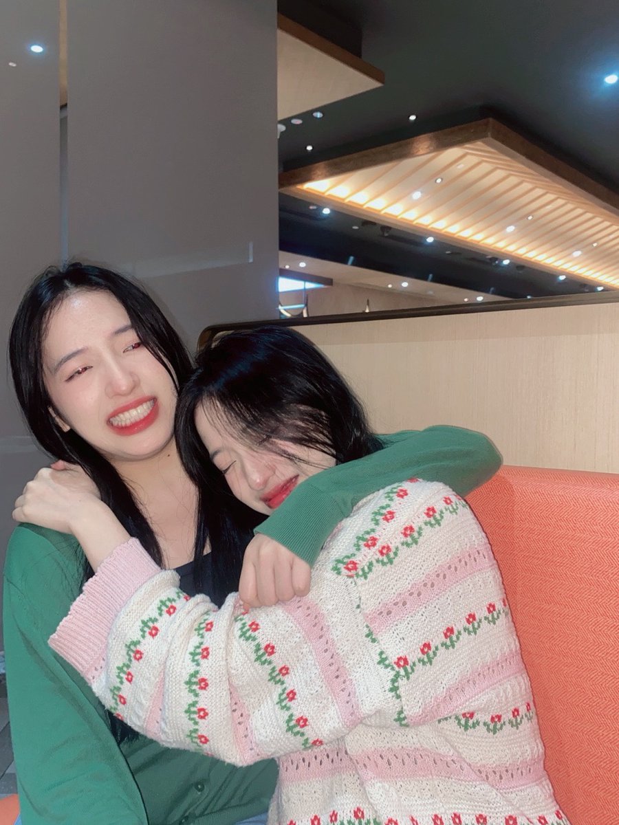 Daisy_JKT48's tweet photo. udah lama ga foto bareng hasilnya gini https://t.co/gb8PhhVziS