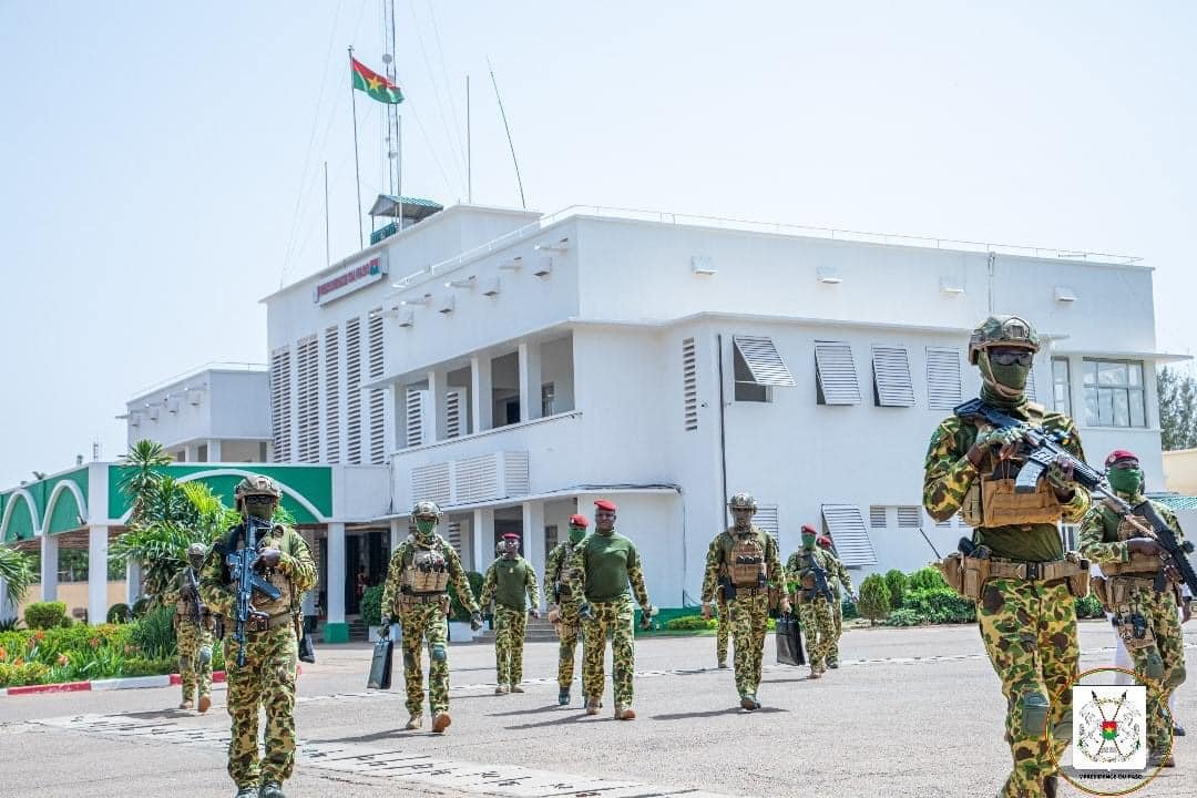 obmoctar's tweet photo. @Taanumleele @CheickIbtidiani @CapitaineIb226 Voici une photomontage🤣 lorsqu'il allait pour le don de sang https://t.co/AYS0LyfTYh