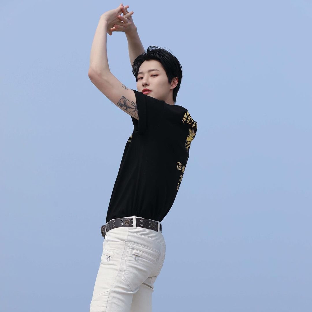 Seuvgyoun's tweet photo. A model's expertise and proficiency, impossible to underestimate, for the talent he embodies is profound. To imagine modeling as effortless is a grave miscalculation. Draped in fabric, he stands as an icon of his era, embodying idealism in every fold and contour. https://t.co/A97HdM2Pza