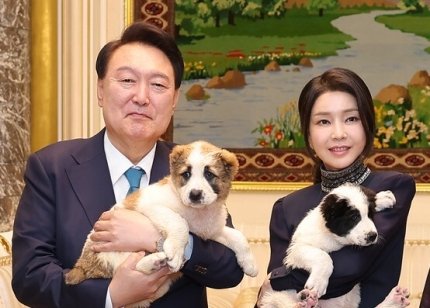 Presiden Yoon Seokyeol dan ibu negara Kim Keonhee mendapat hadiah anjing Alabay dari Turkmenistan.

Kedua anjing ini akan dirawat di rumah mereka

Diketahui pasangan Yoon Seokyeol dan Kim Keonhee memelihara 8 anjing dan 5 kucing.

n.news.naver.com/article/028/00…