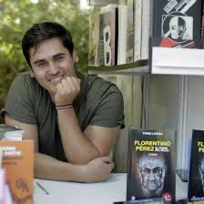 Que alguien me aclare si mientras <a href="/FonsiLoaiza/">Fonsi Loaiza</a> gritaba desgarradoramente contra el Fascismo , llevaba puesta una bata de cola. Porque la escena que ha montado es muy de folclórica
