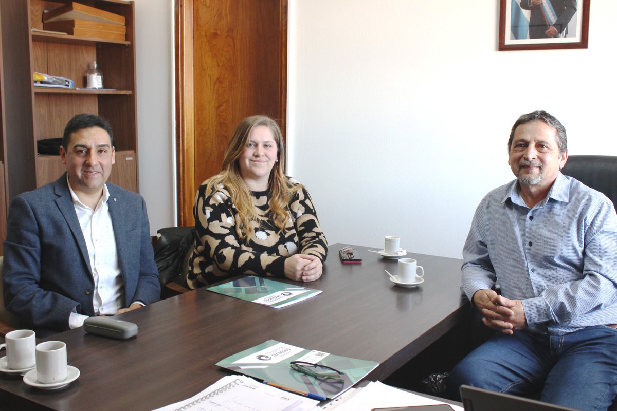 Nos reunimos con la presidenta del colegio de técnico de Mendoza Florencia Calderón y Claudio Dagne para trabajar juntos en el acompañamiento técnico en las reparaciones de las escuelas. <a href="/educultuydge/">Educación, Cultura, Infancias y DGE</a> <a href="/MzaDGE/">DGE Mendoza</a> <a href="/TadeoGZ/">Tadeo Garcia Zalazar</a> <a href="/DagneClaudio/">Claudio Dagne</a>