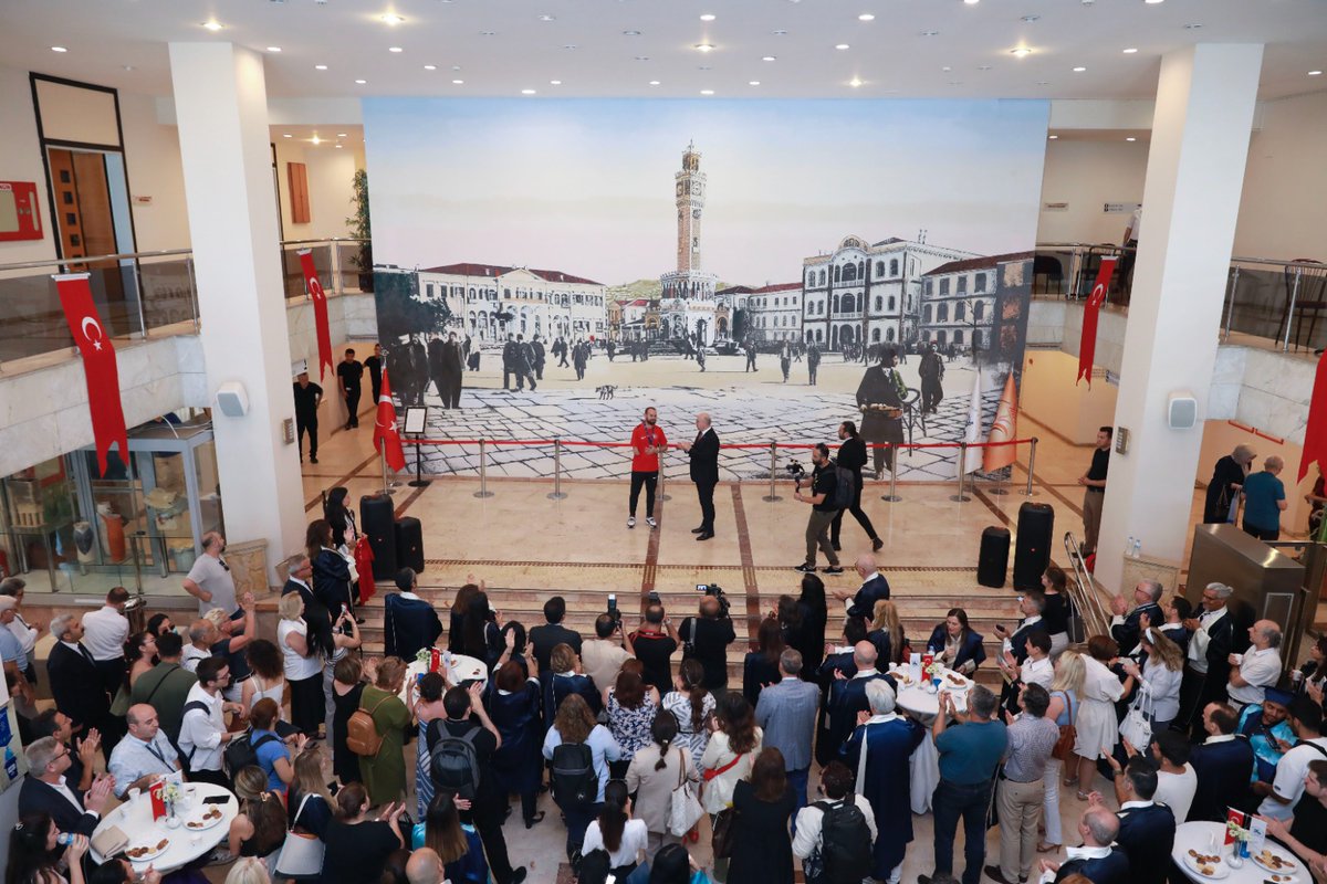 DEÜ Sabancı Kültür Sarayı fuayesinde gerçekleşen bayramlaşma törenimizde ayrıca, geçtiğimiz günlerde 3’üncü kez Avrupa Şampiyonu 🏆 olma başarısı gösteren 🇹🇷 Türkiye Ampute Milli Futbol Takımı kalecisi,DEÜ mensubumuz Erdi Arslan,  Rektör V. Ak'a ay-yıldızlı formamızı hediye etti.