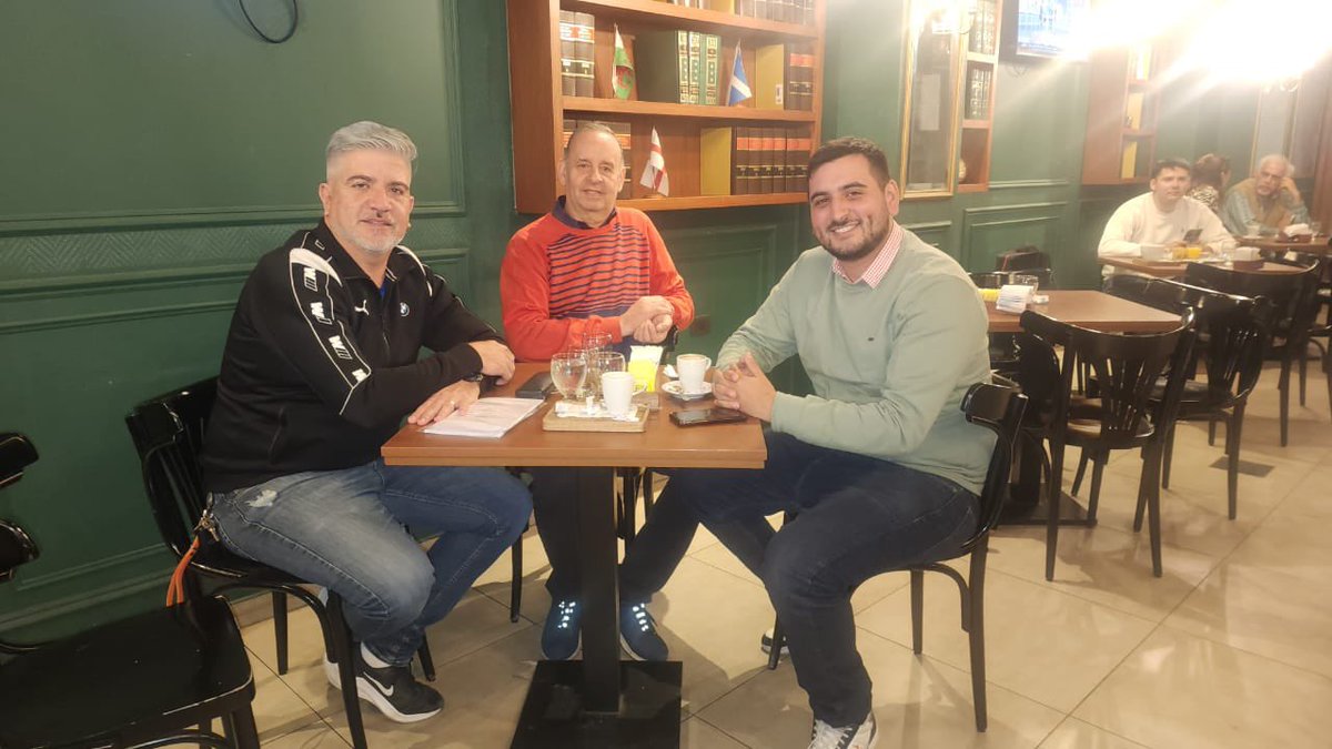Hoy nuestros candidatos estuvieron reunidos junto a Oscar Mirkin, ex presidente del club.

Fue muy gratificante escuchar la voz de la experiencia.

Gracias por todo, Oscar!