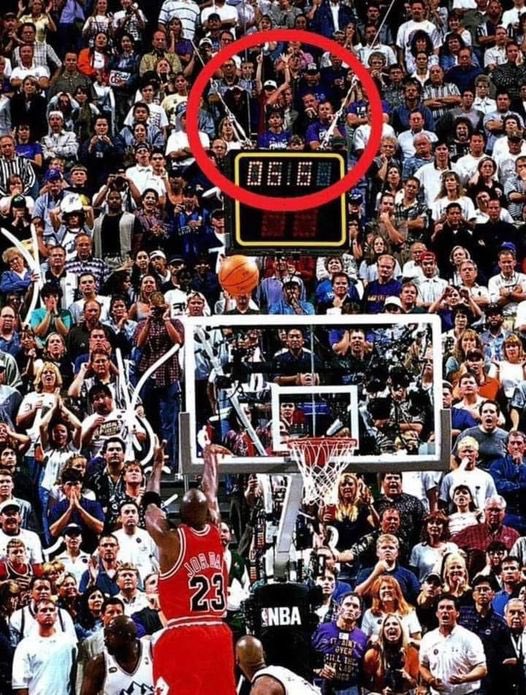 PasionBasketNBA's tweet photo. Hoy se cumplen 26 años de “THE LAST SHOT”, el último tiro con el que Michael Jordan ganó su 6º anillo con los Chicago Bulls

Y os cuento todo lo que hay detrás de la histórica foto de "The Last Shot":

-El reloj muestra 6,6 segundos en el marcador

-Michael Jordan logró un 6/6 en las Finales

-Ganó su 6º anillo en un Game 6

-En el círculo rojo, un niño marca con sus dedos un 6 antes de que el tiro entre