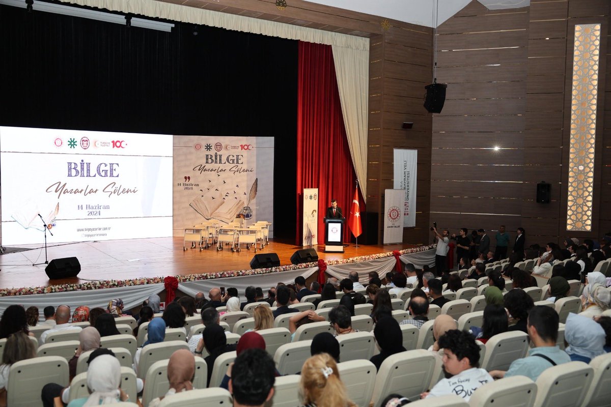 Valimiz Sayın Vasip Şahin ile birlikte; Hacı Bayram Veli Üniversitesi Itri Konferans salonunda gerçekleştirileni Bilge Yazarlar Projesi, Bilge Yazarlar Şölenine katıldık. Bu verimli projede emeği geçenlere teşekkürlerimi sunuyorum.