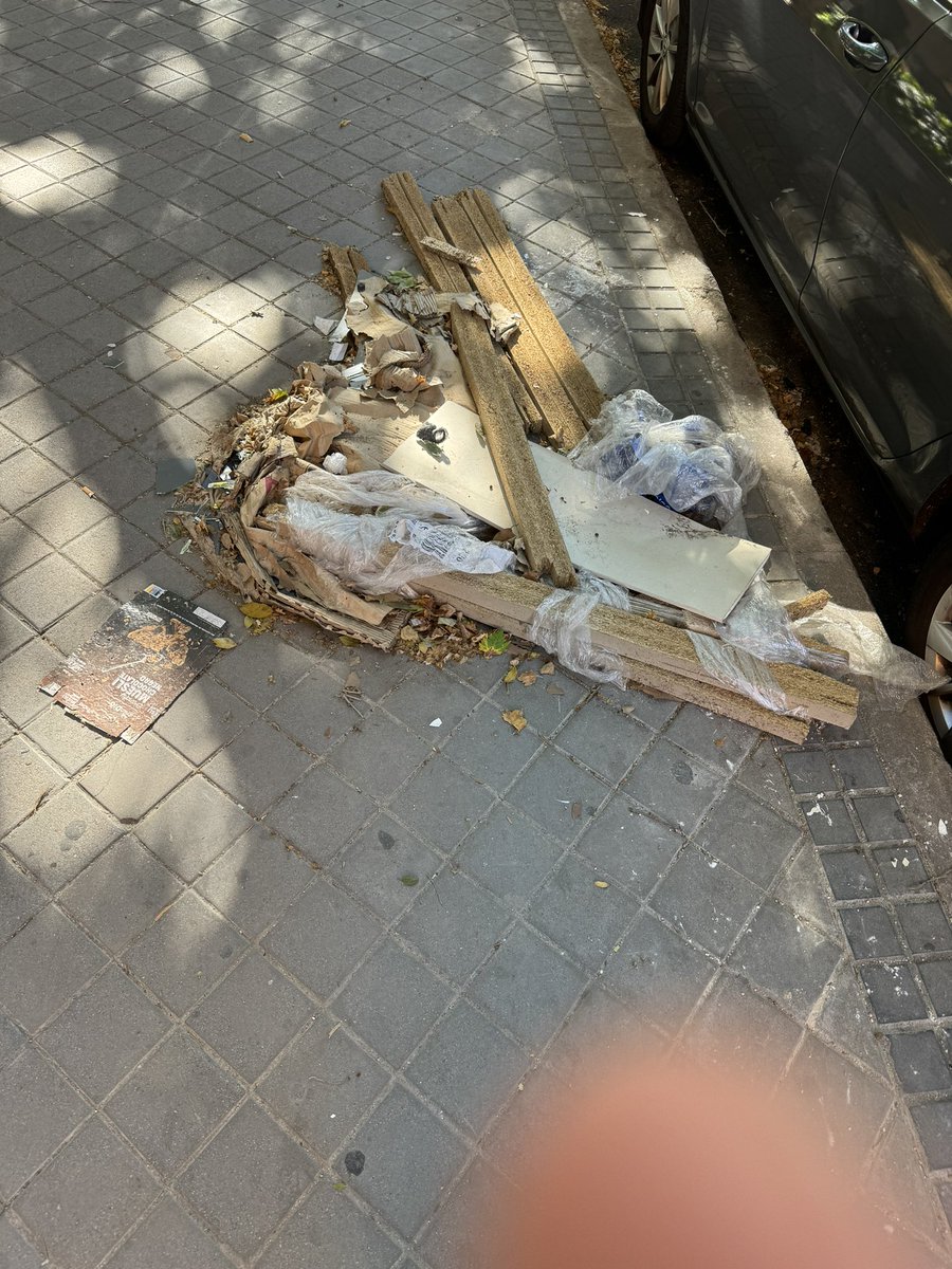 arbretch's tweet photo. @Lineamadrid hola, esto lleva más de una semana en la calla sin recoger. En Hernani,54 https://t.co/eVHrMTApwr