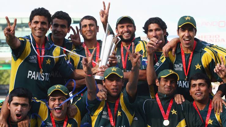Cadet_AleeAhad's tweet photo. @Abdullah795895 @HIRATEAMAHMAD19 @TheRealPCB @iamAhmadshahzad Ahmad Shehzad was winning ICC Trophies for Pakistan when Babar Azam was running bike main petrol khtam tha gimmick.
This is where Ahmad Shehzad was in 2009 and this is where Babar Azam was. https://t.co/yl9iRPN4oA