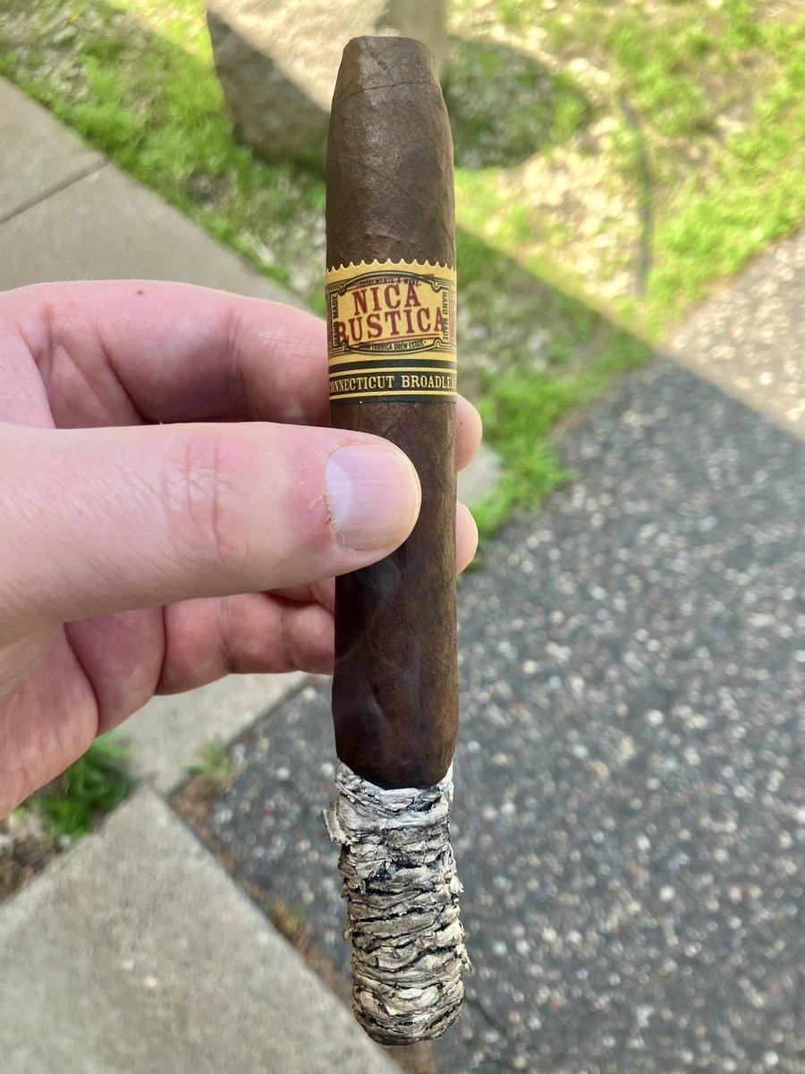 TheBirdHighStep's tweet photo. They say “variety is the spice of life.” I say “stick by your common sense &amp; enjoy what you know is good.” Someone must have quoted that 🤔 #BOTL #Cigars #DE4L #DailySmoke https://t.co/oQXb5onmac