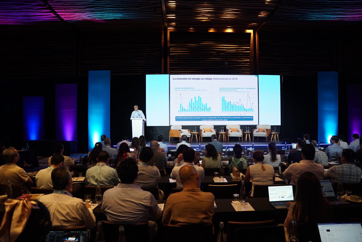 BMVMercados's tweet photo. 🌍📊 Durante el #ForoDeEmisoras tuvimos la conferencia "Entorno Económico Nacional e Internacional", en la que nos presentó estadísticas económicas clave y destacó los retos hacia los próximos años.
🎤 Carlos Serrano, Economista en Jefe de @BBVA_Mex, ofreció una visión profunda del panorama económico actual, abordando tanto las oportunidades como los desafíos futuros. 🌟
¡Gracias a Carlos por tus insights! Sigamos trabajando juntos para un futuro más próspero. 📈
#Economía #BolsaMexicana #ForoDeEmisoras #EntornoEconómico