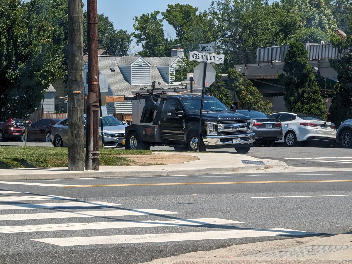 AdvTowHydrant's tweet photo. Illegally parked #advancedtowing spotting the @GiantFood parking lot. #spotterspotting @ScottTaylorTV @7NewsDC @ArlingtonVA https://t.co/EYBLFPkFfG
