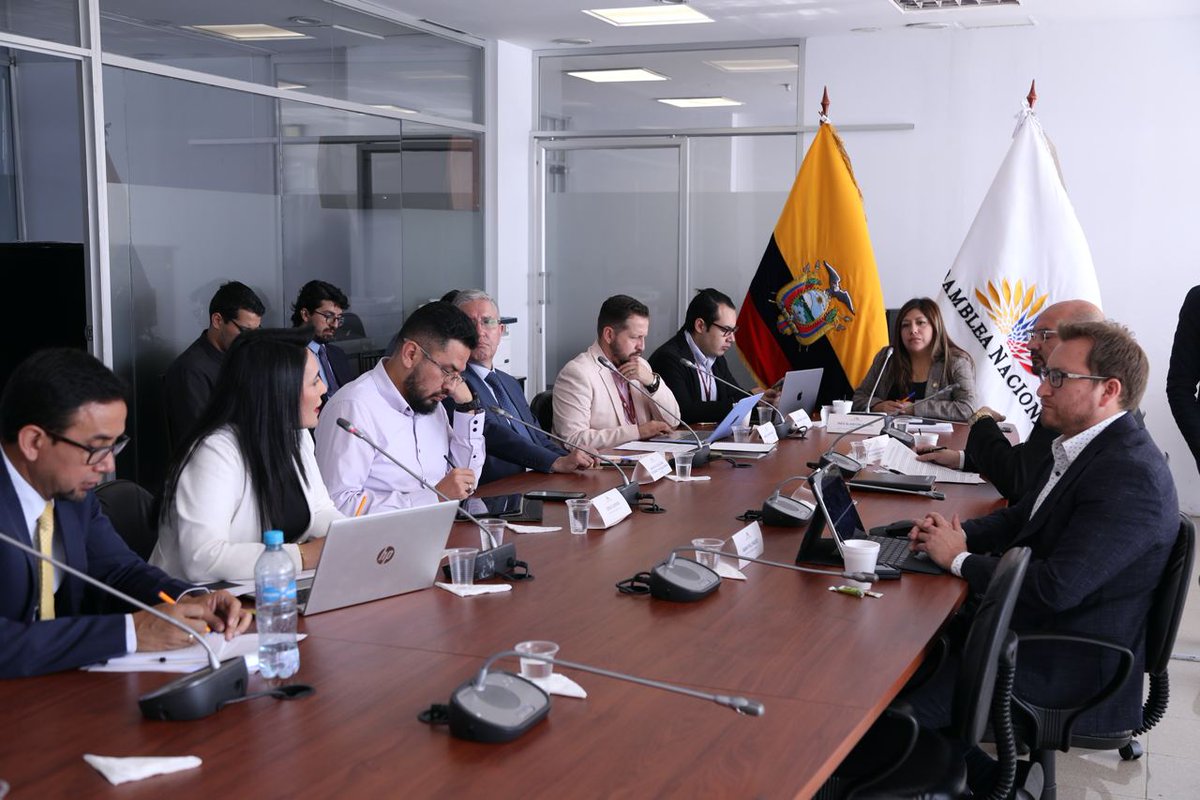 AsambleaEcuador's tweet photo. Patricia Falconí, presidenta Ejecutiva de #ASETEL, comparece ante @SeguridadAN. Expone sus observaciones frente al Convenio sobre la Ciberdelincuencia, que destaca como positivo para el desarrollo de una política en seguridad digital. Expresa su compromiso para trabajar en conjunto con entidades públicas y privadas para una normativa eficaz en la materia. #LaNuevaAsamblea