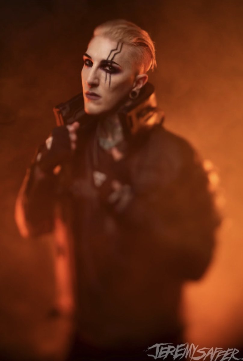 Good evening and welcome to another chilling installment of Broadcasting Hourly Chris Motionless from beyond the grave.

Tonight's grim and ghastly tale…

📸: jeremysaffer