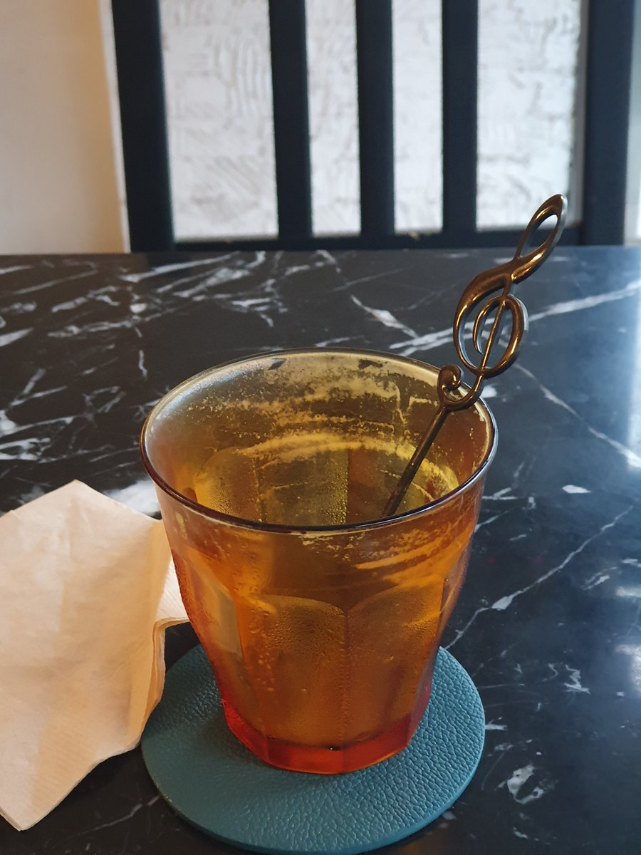 마포구청역/망원동_찬찬커피로스터스
이 주변에 흔치 않은 일찍(8시) 여는 카페. 작고 아늑하고 시그니처인 찬찬커피가 맛있었다. 앤티크한 머들러가 귀여웠다.