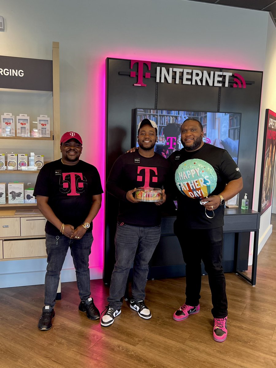Happy Father’s Day weekend to all our Magenta Dads🎊🎉  <a href="/Tarek_Hammad/">Tarek Hammad ⭕️</a> <a href="/tglover187/">Terrance Glover</a> <a href="/NEJimInman/">Jim Inman</a>