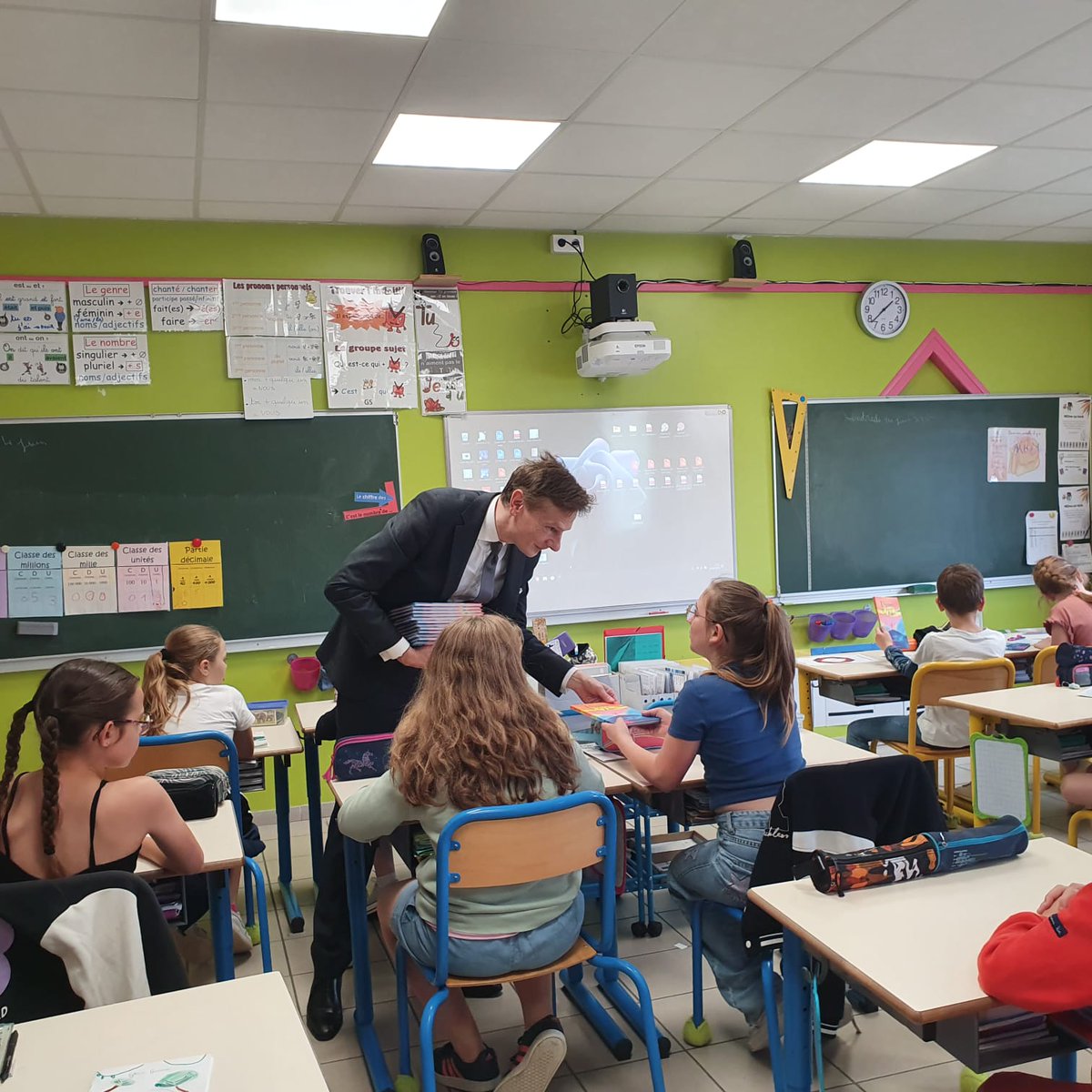 Venue de Monsieur le Recteur de l'académie de Reims à l'école d'Ambonnay pour la remise du livre "L'homme qui plantait des arbres" de Jean Giono aux élèves de CM2. Merci à l'enseignante et aux élèves pour la séance présentée classe et à la directrice pour son accueil. #CircoCN