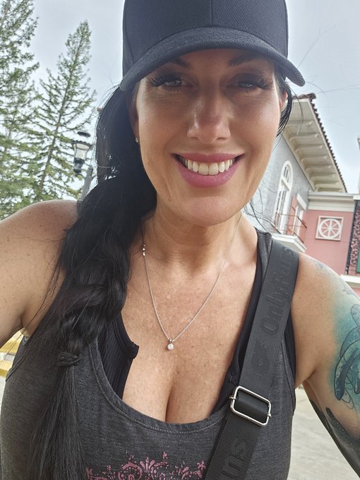 I am road tripping today to go see the @bobandtom comedy tour tonight. I am so excited. What should I<a class="tags" target="_blank" title="On Twitter" href="/?out=eyJ0eXAiOiJKV1QiLCJhbGciOiJIUzUxMiJ9.eyJpYXQiOjE3MjA5NDc3MjYsImlzcyI6InR3cG9ybnN0YXJzLmNvbSIsIm5iZiI6MTcyMDk0NzcyNiwiZXhwIjoxNzUyNDgzNzI2LCJyZWRpcmVjdF91cmwiOiJodHRwczovL3R3aXR0ZXIuY29tL2JvYmFuZHRvbSJ9.hAHtVqLgnPgH3zqByG7m7rrMqCo-swrJTaMeU3VrcsEAaRZT07g55cfypuXy-044leGYUa0hKAie1cBqVRfBuw">@bobandtom</a><a href="/tag/tallgirlproblems"class="tags"><span>#tallgirlproblems</span></a>