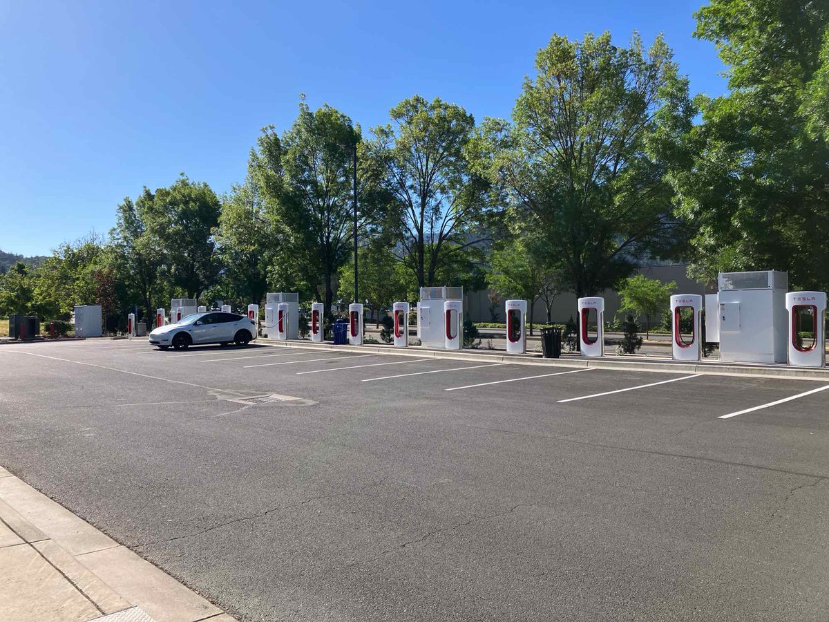 TeslaCharging's tweet photo. New Tesla Supercharger: Grants Pass, OR - NE Terry Lane (16 stalls) 
https://t.co/H7a548g8Zk https://t.co/UQy9YWLZHr