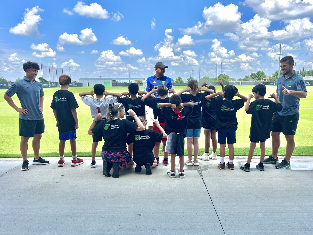 HelpingHandHome's tweet image. THANK YOU to Denise Bradley, our amazing Community Advisory Board member, and the team at @StDavidsHC  and @AustinFC for orchestrating an unforgettable day for our children at the St. David’s Performance Center, the Official Training Facility of Austin FC! 💚🖤⚽️
#HopeHappensHere