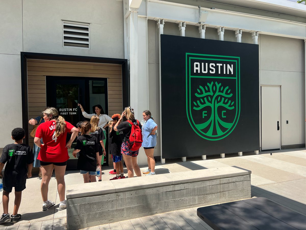 HelpingHandHome's tweet image. THANK YOU to Denise Bradley, our amazing Community Advisory Board member, and the team at @StDavidsHC  and @AustinFC for orchestrating an unforgettable day for our children at the St. David’s Performance Center, the Official Training Facility of Austin FC! 💚🖤⚽️
#HopeHappensHere