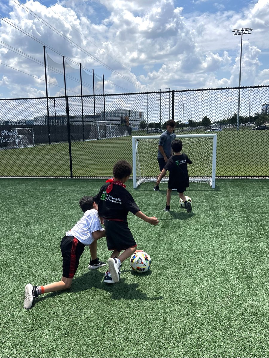 HelpingHandHome's tweet image. THANK YOU to Denise Bradley, our amazing Community Advisory Board member, and the team at @StDavidsHC  and @AustinFC for orchestrating an unforgettable day for our children at the St. David’s Performance Center, the Official Training Facility of Austin FC! 💚🖤⚽️
#HopeHappensHere