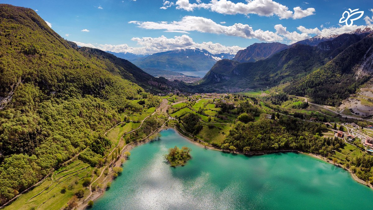Discover Lake Tenno, a turquoise gem just 14 km from Riva del Garda💎 Near its shores you can discover a thousand wonders, such as visiting a medieval village, taste the "carne salada," and so much more ➡️tinyurl.com/LakeTennoandVa…

[📷F. Staropoli]
#visittrentino #springintrentino