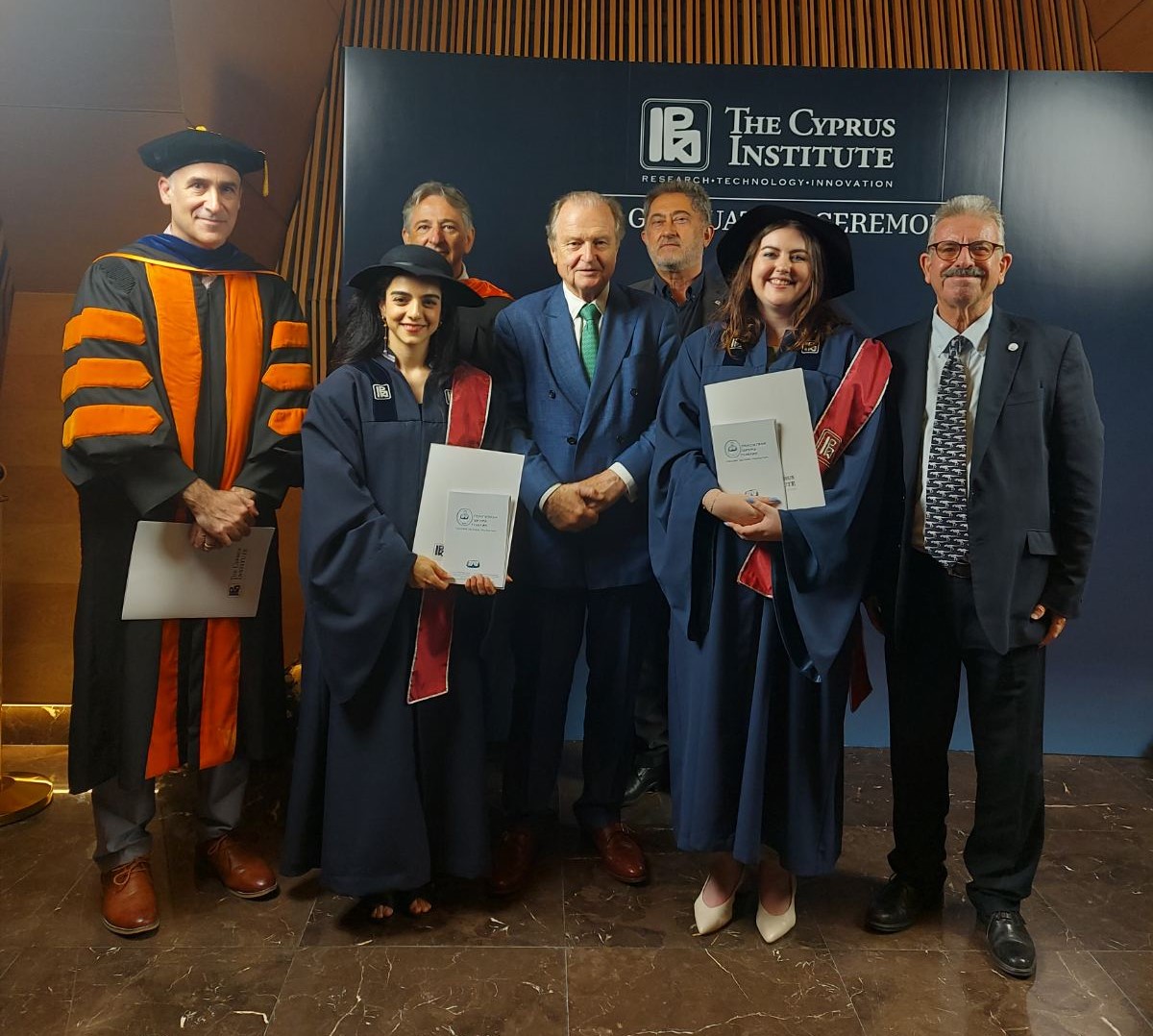 Τελετή Αποφοίτησης <a href="/CyprusInstitute/">The Cyprus Institute</a> 2024 και απονομή των 2 πρώτων βραβείων αριστείας απο το Πολιτιστικό Ίδρυμα Τσαβλίρη - Ασφαλιστική ANCORIA. Τα δύο βραβεία απονεμήθηκαν στις άριστες Nicolette Vollero Levy και στην Αντριάνα Νικολαϊδου (Master's in Digital Cultural Heritage)