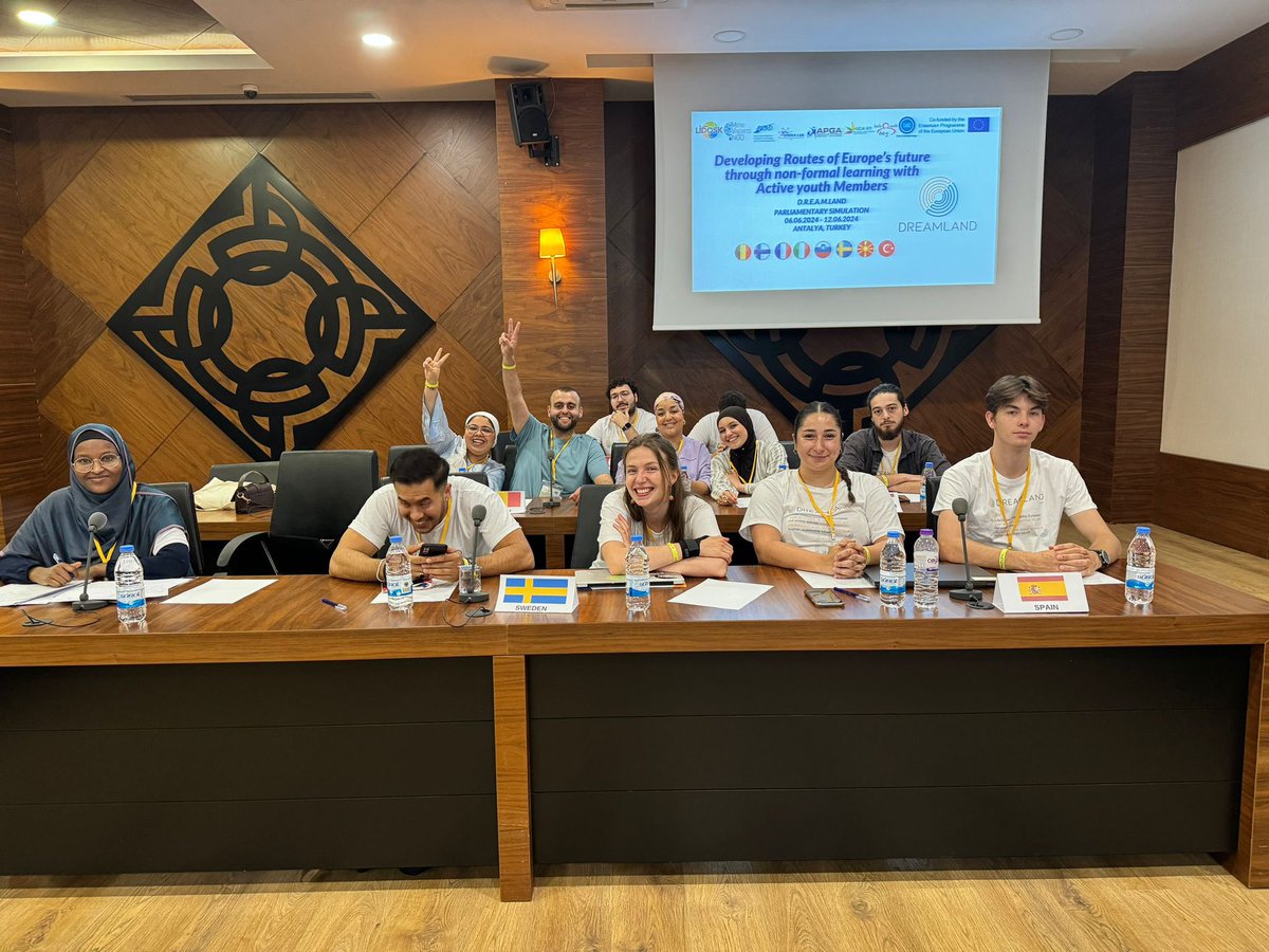EACEA tarafından Erasmus+ KA3: European Youth Together çağrısı kapsamında finanse edilen D.R.E.A.M.LAND projemizin Konyaaltı Belediyesi'nde gerçekleşen parlamento simülasyonundan kareler.
