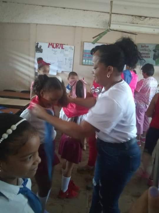 Yurien43591051's tweet photo. En #EducacionMayabequeMelena la grandeza de una fecha no fue opacada por el mal tiempo, niños/as, docentes y familias asistieron a las instituciones educativas al cambio de atributo; la felicidad reinaba en el rostro de todos #JuntosPorMayabeque https://t.co/U72LWYyfva