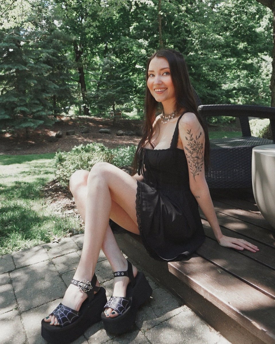 perfectmonsterr's tweet photo. Love summer ✨🖤 https://t.co/dUzhx447qv