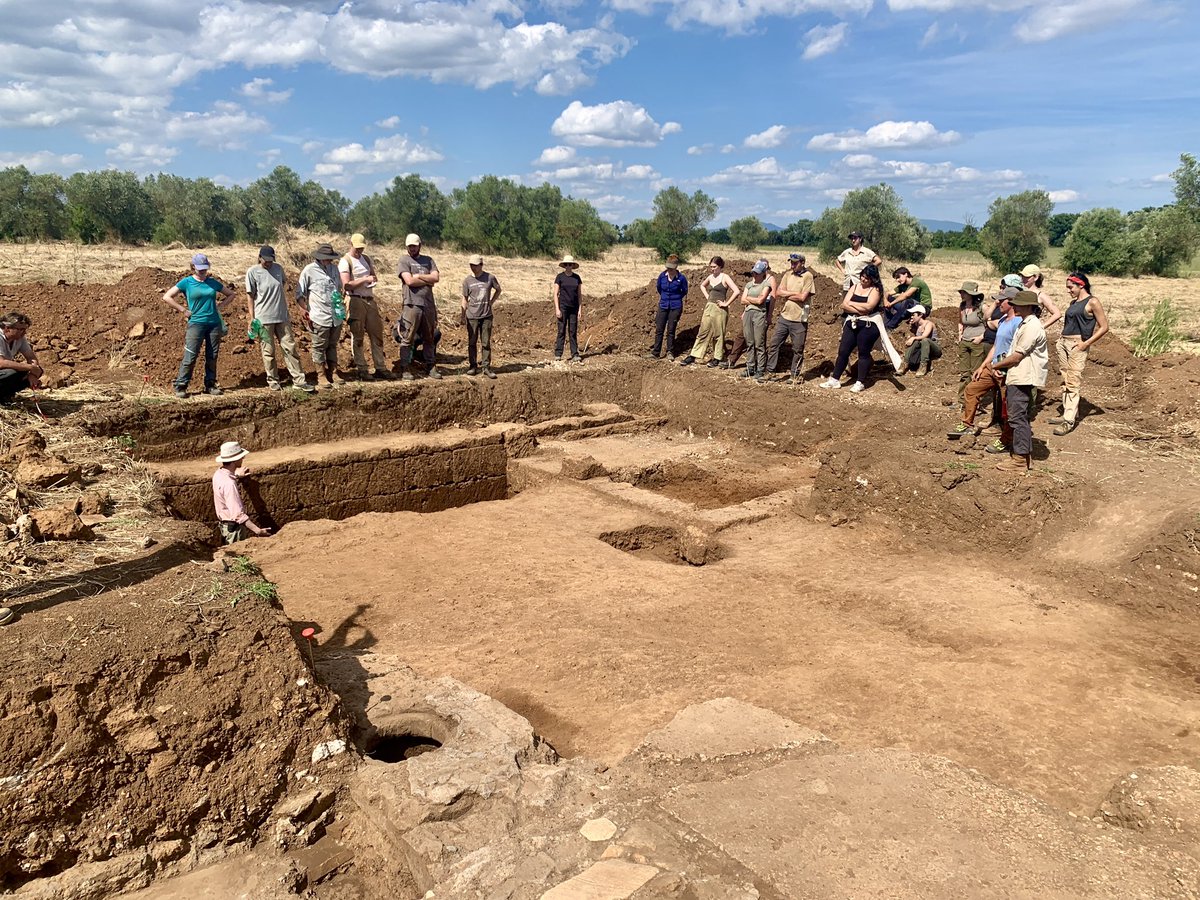 Week 3 wrap-up! Several new features revealed in the macellum, helping us piece together earlier phases. Trenches were extended in the forum taberna and domus to explore new spatial relationships.