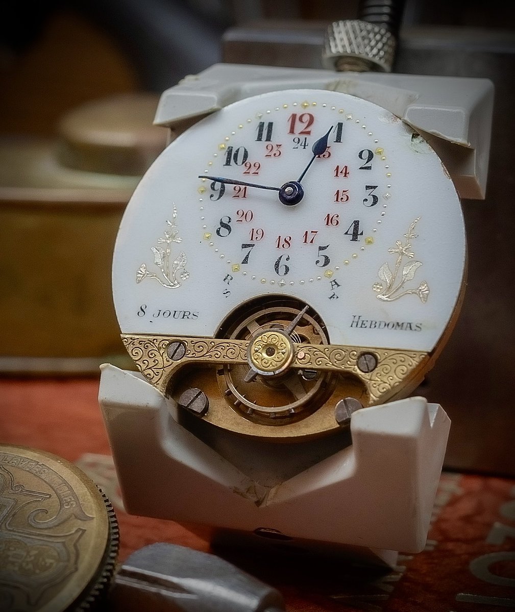 watchmaker_hu's tweet photo. Hebdomas márkájú 8 Jours zsebóra szerkezet és annak nagyméretű rugóháza, amely majd egy méter hosszú hajtórugót rejt magában. https://t.co/IKM7SWwmcn