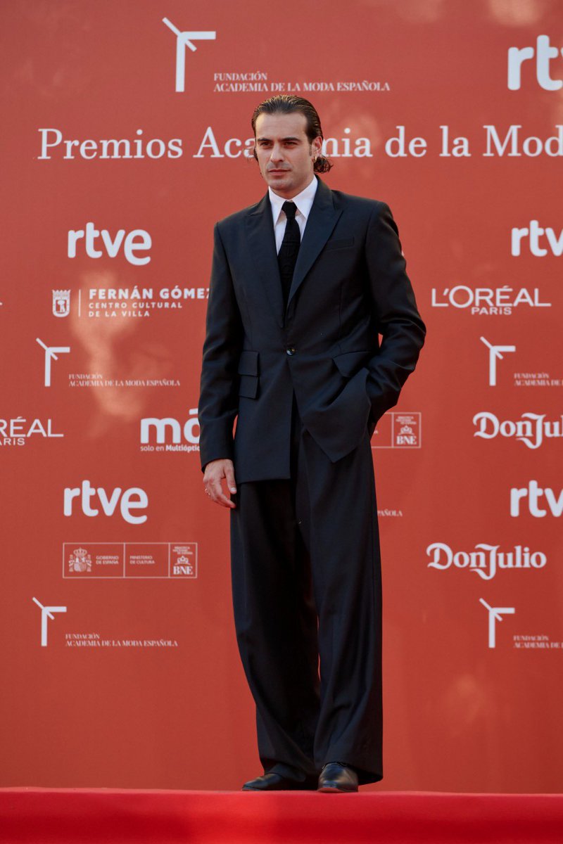 GranViaComunica's tweet image. . #barazarte_agency 
Ayer, el actor @ibrahimalShamiJ, apoyando la moda española en los #PremiosAcademiaModaEspañola, con look de #elioberhanyer. 

#IbrahimAlShamiJ #actor #modaespañola #moda #photocall #PremiosModaRTVE #ElioBerhanyer