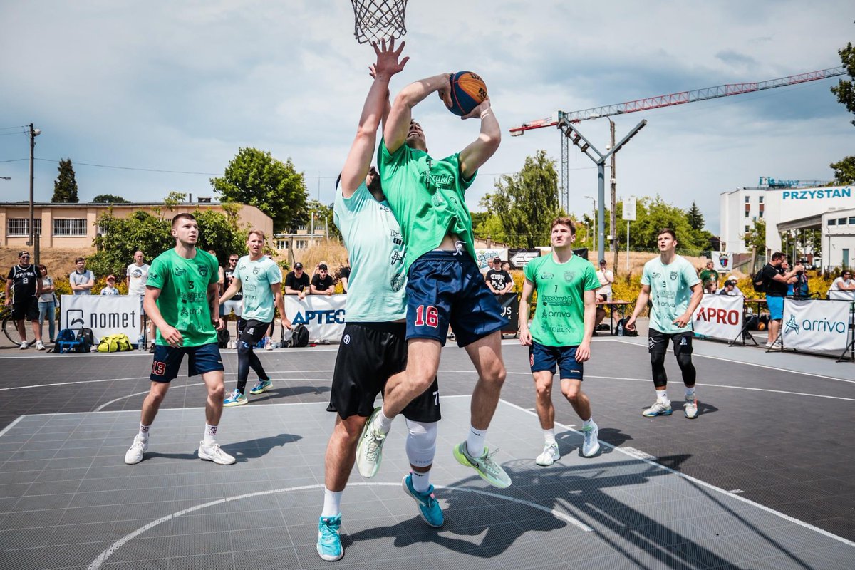 W najbliższy weekend Błonia Nadwiślańskie w Toruniu zamienią się w arenę koszykarskich zmagań 🤩 Przed nami Wielka Koszykarska Feta u Kopernika vol. 8 🏀

Link do zapowiedzi turnieju  ⤵
kpzkosz.com/aktualnosci/n/…