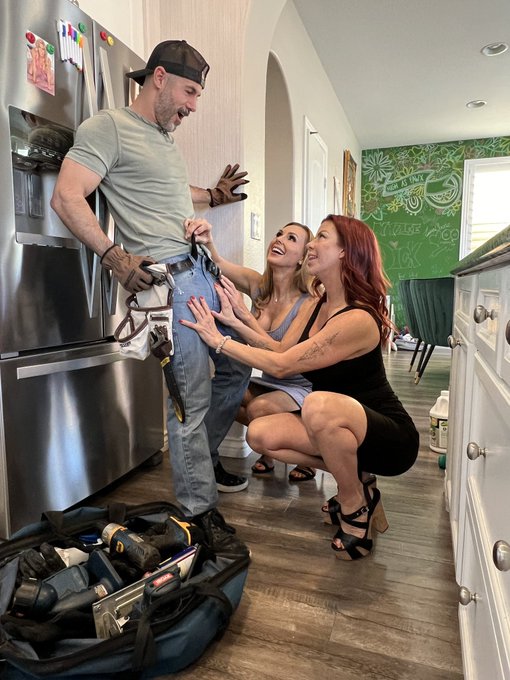 We all need a good plumber who knows how to use his tool 👨&zwj;🔧 RT if you can&rsquo;t wait to watch it! 💋 #newvideo<a href="/tag/newvideo"class="tags"><span>#newvideo</span></a>