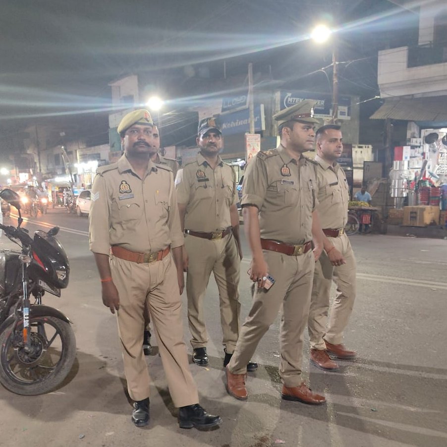DCPGNagarPRJ's tweet photo. कमिश्नरेट प्रयागराज के गंगानगर जोन में शांति एवं कानून- व्यवस्था को बनाए रखने के दृष्टिगत विभिन्न थानों द्वारा प्रमुख चौराहों, बाजारों व अन्य सार्वजनिक स्थानों पर #पैदल_गश्त कर संदिग्ध व्यक्ति/वाहनों की सघन चेकिंग की गई। https://t.co/UuONuEMXG8