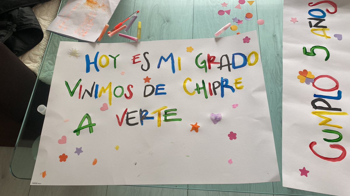 Day_Gra's tweet photo. @karolg y no las dejaron entrar sus cartelitos. #Amsterdam #karolg https://t.co/naWYSEfuZc